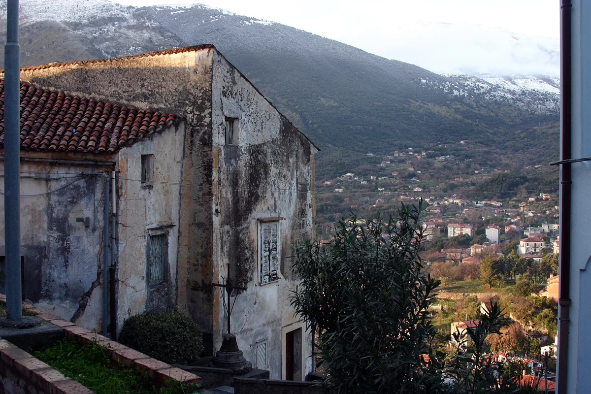 Maratea per viaggiatori slow: mercati, feste e ritmi autentici tutto l’anno
