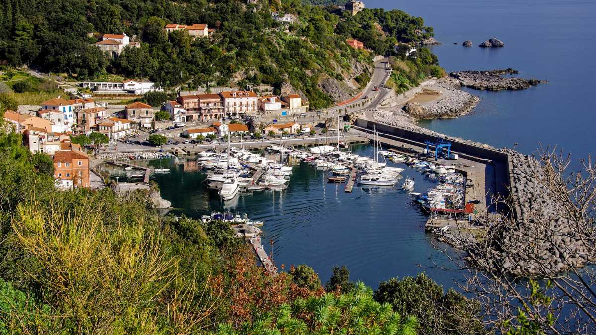 Spiaggia nera di Maratea: perché Cala Jannita è così speciale